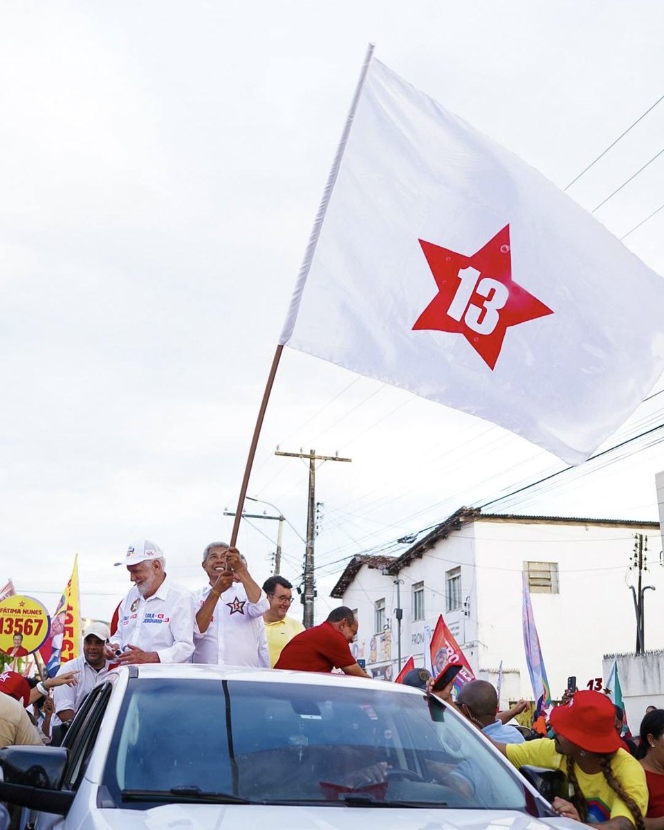 Jeronimoba13's tweet photo. Nossa estrela brilhou forte em Esplanada!
A tarde foi de caminhada, com muita gente nas ruas para receber o Time de Lula e mostrar a força do 13. Obrigado por colar com a gente, Esplanada!🫶🏾⭐
#timedelula #jero13 #wagner130 #rui133 #lula13
📸 Marco Ximenes | Daniel Pujol | Thassio Ramos | Evertton Pacheco
__________
Propaganda eleitoral - Coligação Mais Bahia, Mais Brasil - Federação Brasil da Esperança – FE Brasil (PT / PCdoB / PV), PDT, MDB, PSB, PSD e AVANTE - CNPJ 68.345.373/0001-38