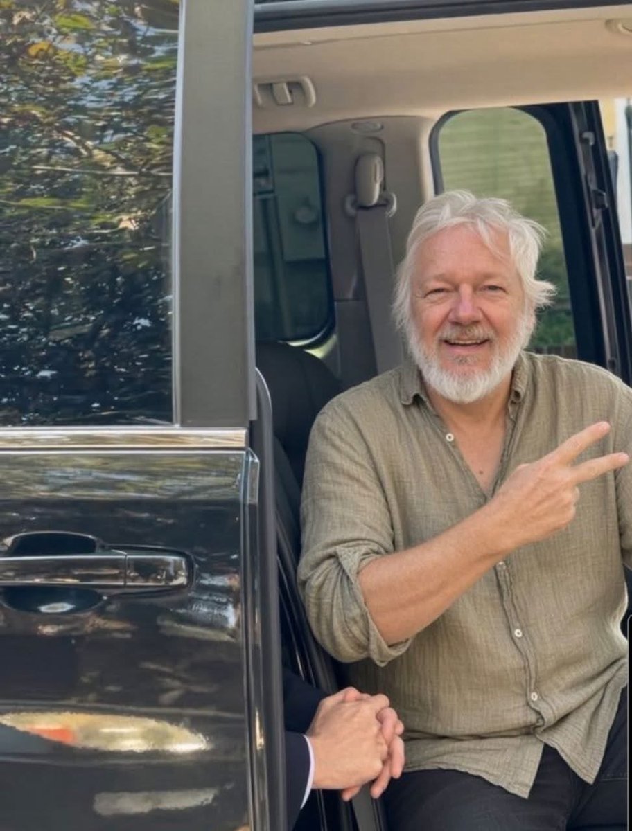 Libertywatchx01's tweet photo. Those recognized clasped hands👀

he's everywhere and anywhere all the time. https://t.co/oYVtppiUjK