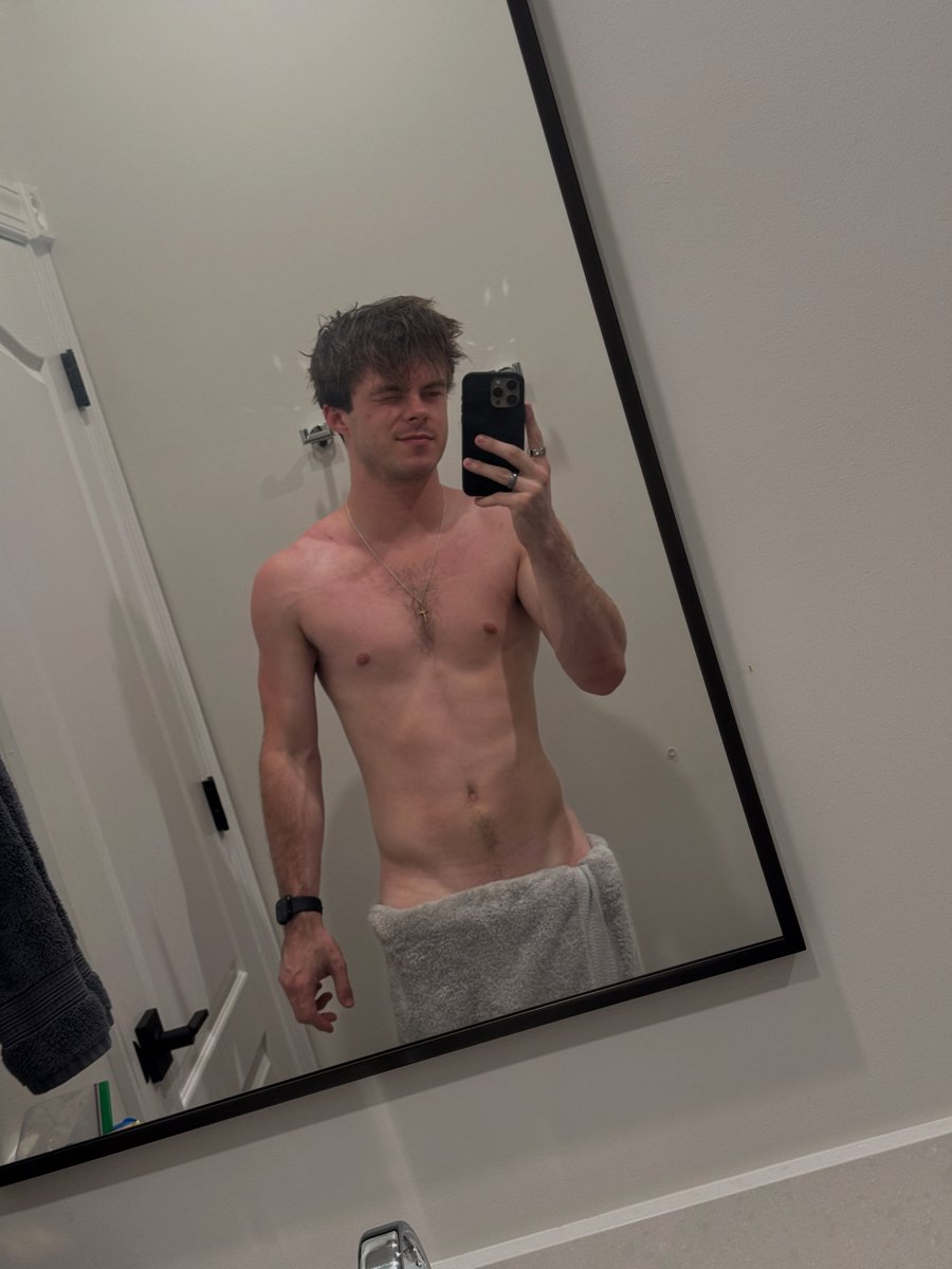 shirtlessxx's tweet photo. nicholas hamilton https://t.co/ZqaZKLK0sT
