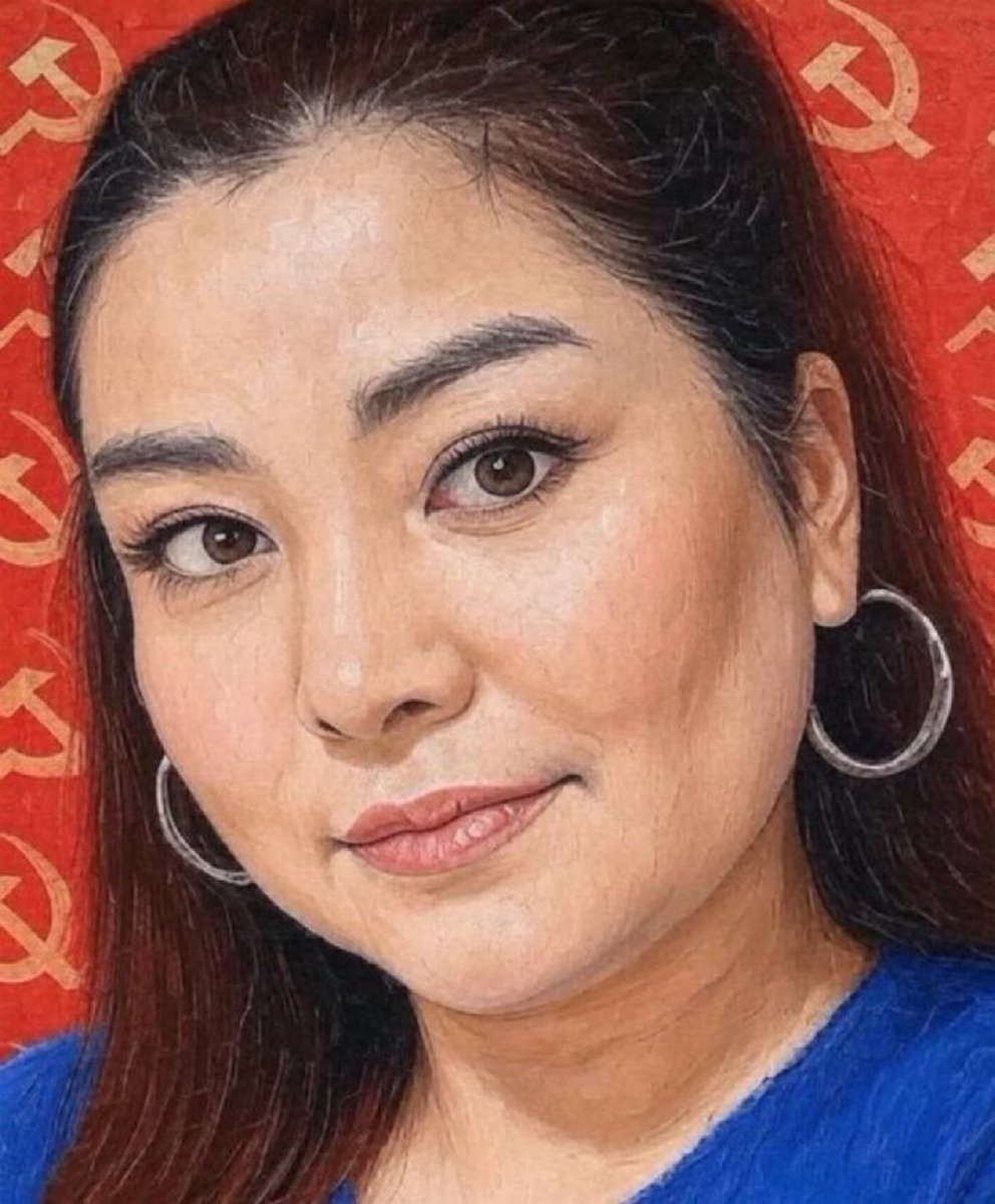 rafacouto1988's tweet photo. COISAS QUE NÃO DEVEMOS ESQUECER :

VAZA TOGA 2: QUEM É CRISTINA YUKIKO KUSAHARA?

Cristina é chefe de gabinete de Alexandre de Moraes. E segundo mensagens vazadas, é ela quem organiza, orienta e executa os bastidores da máquina repressiva do STF.

👤 Cristina criou e comandou um grupo de WhatsApp que determinava, em tempo real, quem seria mantido preso ou solto após o 8 de janeiro, com base em “checagens” de redes sociais. Prisões em massa foram feitas sem laudos, sem defesa, sem contraditório.

📁 Em áudios vazados, Cristina recomenda alterar os timbres dos relatórios (de STF para TSE), pra esconder que as ordens partiam do gabinete de Moraes, e evitar o que ela mesma chamou de “uso descarado do Judiciário”.

📌 Ou seja: ela ajudou a montar uma estrutura paralela, sem base legal, sem controle externo, operando como Estado dentro do Estado.

🎖 Por tudo isso, foi premiada em 2023 com a Medalha do Pacificador pelo Exército, entregue por Moraes e pelo Ministro da Defesa. Premiada por silenciar vozes?

🎓 Tem diploma em História e Direito, especialização em Direito Civil, e é hoje mestranda em Políticas Públicas.
Mas sua “especialidade real” parece ser repressão institucional disfarçada de legalidade.