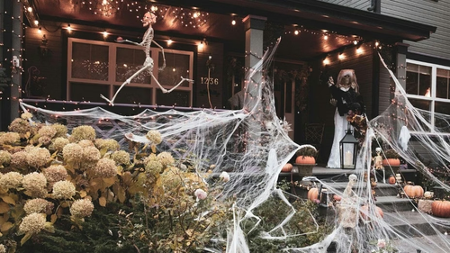 IracemaRealtor's tweet photo. If you're selling, finding ways to stand out to buyers is crucial, and for some, this may beg the question: Will Halloween decorations help or hurt your chances of selling your home? https://t.co/cD4nSqRmz7 https://t.co/Z1jz2NHu8T