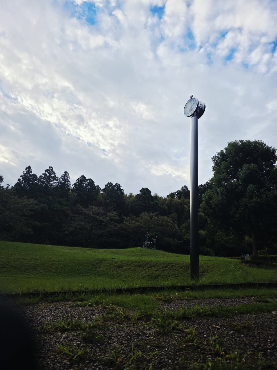 hotelbl's tweet photo. 朝ラン de 桑名百景⁡
⁡9月21日AM6:13気温25.2℃ 9km⁡
⁡⁡
倭建命 像（やまとたけるのみこと）
⁡⁡⁡
⁡⁡彼岸花が開花。ドクドクしいこの赤色が大好き♥️
⁡
⁡ #桑名   #三重観光   #ランニング   #桑名百景 https://t.co/Z0OUGYuX21