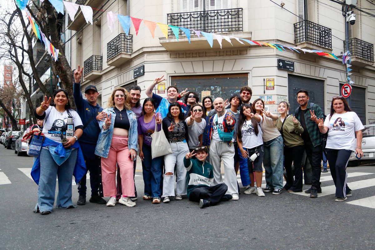 MovRePe's tweet photo. Orgullosxs de Cristina 🏳️‍🌈🏳️‍⚧️

Compañeros y compañeras se reunieron en San José 1111 para agradecerle a Cristina por las políticas de ampliación de derechos impulsadas durante sus gobiernos y seguir reclamando por su libertad.

#CristinaLibre https://t.co/1y75n7quAS