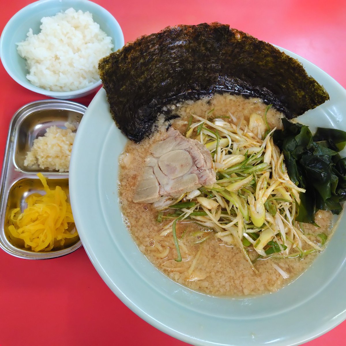 watamya1993's tweet photo. らー麺 #ぶたのジョー #ramendb https://t.co/jwW9po2xfK
#ラーショを愛する会 活動
火〜金朝のみ #ラーショ 系やってるこちら
朝ラーメン900円
ライスは無料
ニンニクか生姜→ニンニクで
スープは二郎系と同じっぽい、ちょい違うが合う
麺は古丹製麺？中細麺でぽい
ネギは手切り味付👍️
意外に👍️ https://t.co/EVCNGwX55U