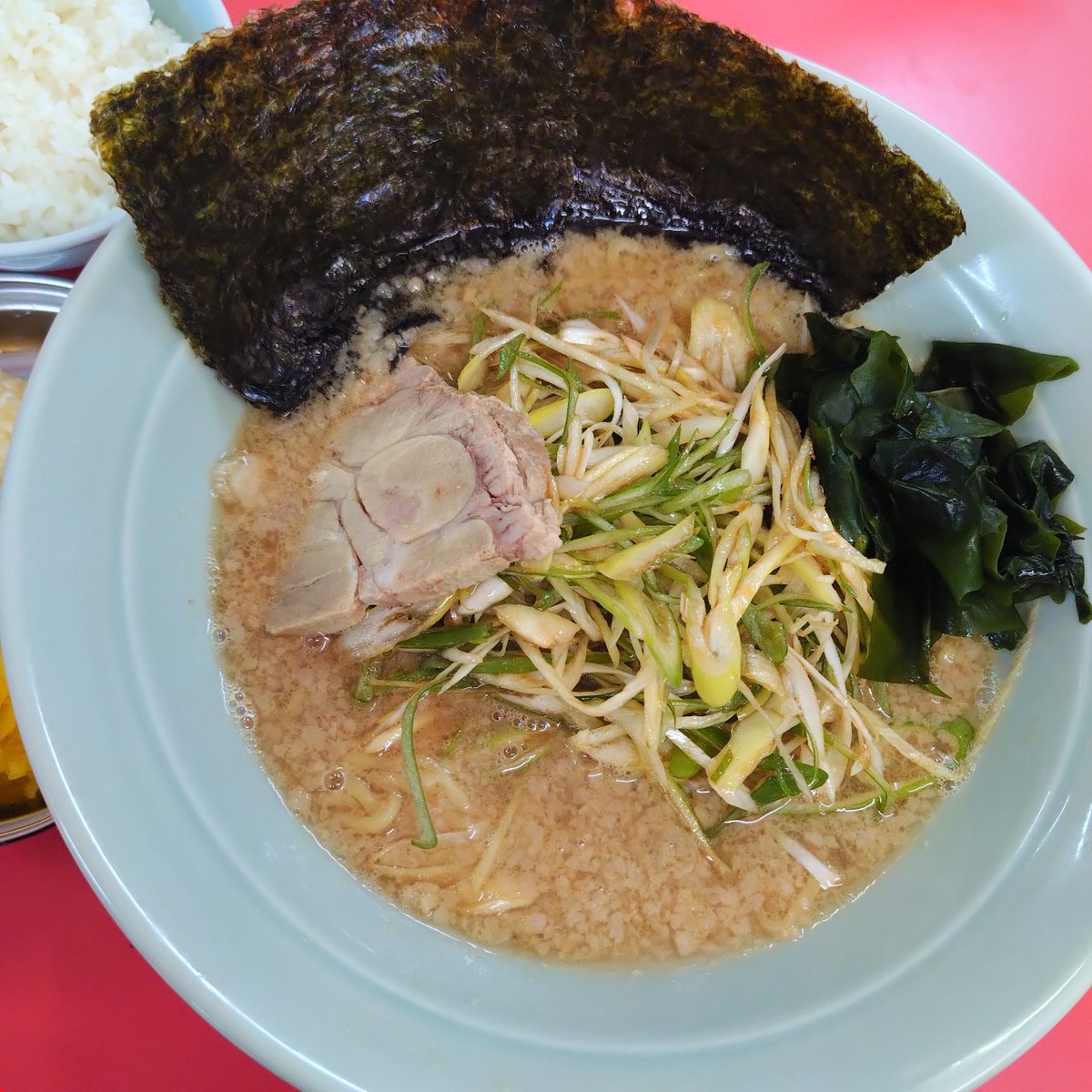 watamya1993's tweet photo. らー麺 #ぶたのジョー #ramendb https://t.co/jwW9po2xfK
#ラーショを愛する会 活動
火〜金朝のみ #ラーショ 系やってるこちら
朝ラーメン900円
ライスは無料
ニンニクか生姜→ニンニクで
スープは二郎系と同じっぽい、ちょい違うが合う
麺は古丹製麺？中細麺でぽい
ネギは手切り味付👍️
意外に👍️ https://t.co/EVCNGwX55U