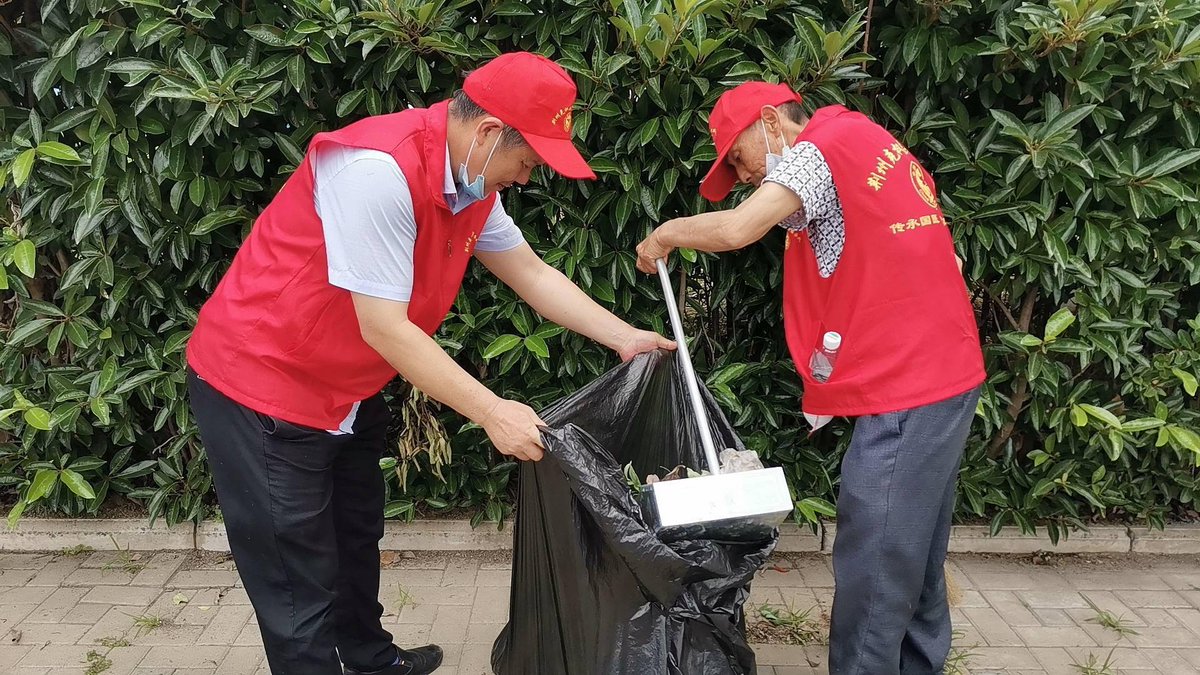 Apenpanigoro's tweet photo. Join our neighborhood community clean-up this Saturday (9AM-12PM) at Central Park! Free gloves u0026 snacks provided—let’s make our area cleaner together. Sign up via link in bio!， https://t.co/Lea5b52yh7