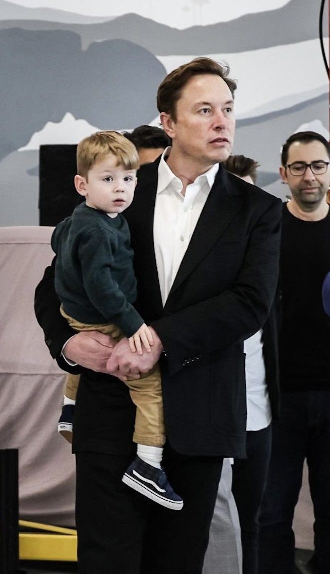 ElonMuske4z's tweet photo. Be honest 👇 

If Elon Musk invited your family to dinner, would you go?

A. ❤️ Absolutely
B. 🤔 Maybe
C. 😅 No https://t.co/a0hLZlK1u0