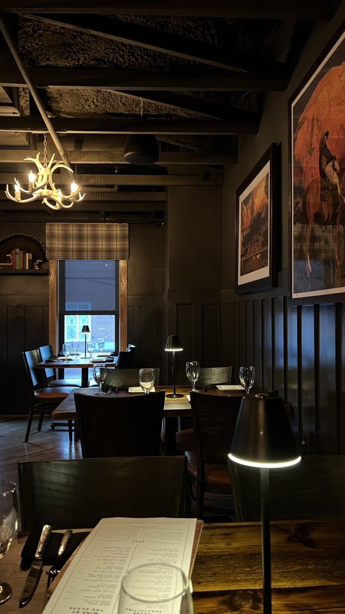 AnnaTaylorq9's tweet photo. tbh we saved a potential major headache by not doing anything for dining lights 🤪🤝🫡 #dininglights #functionalhome #homeideas #btorenovation #hdbrenovation https://t.co/f2iacEGHaC