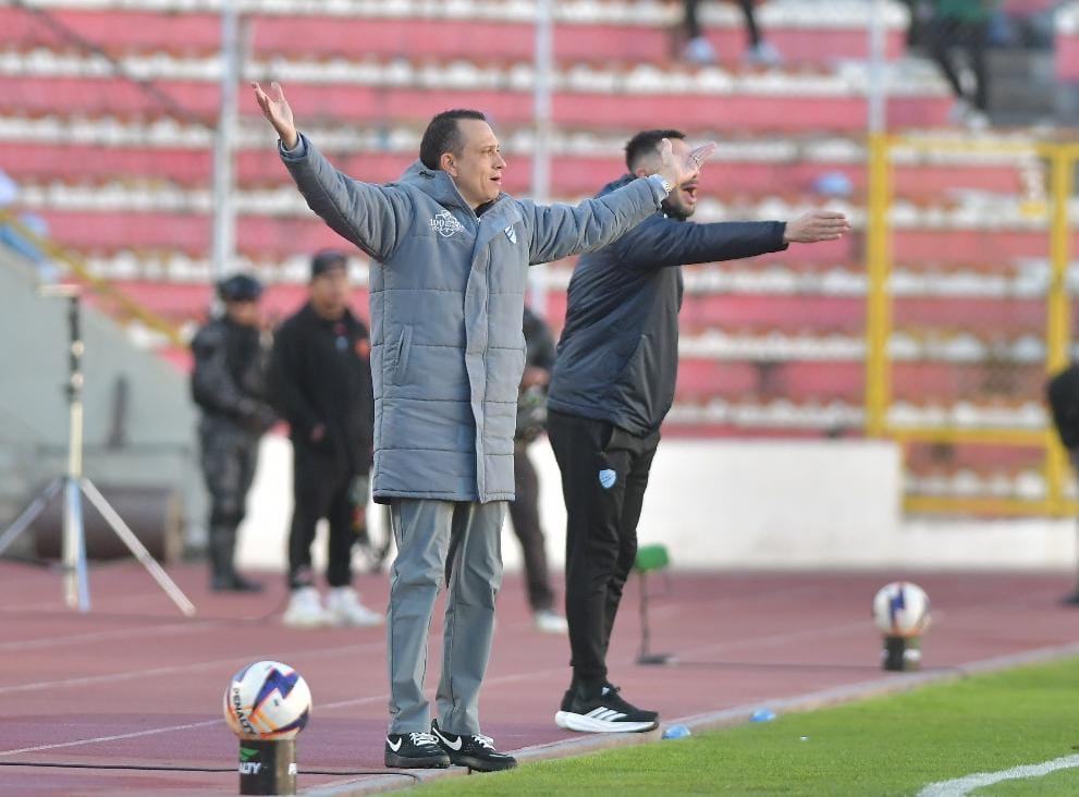 MarcasLaRazon's tweet photo. Terminó el primer tiempo del Superclásico Boliviano @ClubStrongest (1-1) @Bolivar_Oficial en el Hernando Siles, de La Paz. Arrascaita 31'PT y Arce 44'PT anotaron
📸 APG
#TheStrongest #Bolívar #ClásicoBoliviano
https://t.co/ovZCqxzvJl https://t.co/OKx7uhHfLc