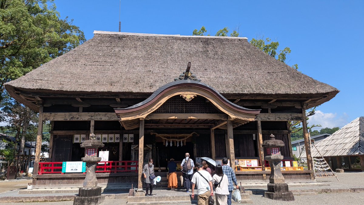 hdw0313's tweet photo. 昨日は人吉駅の後、青井阿蘇神社へ
茅葺屋根の神社ですね〜
御朱印の種類が結構あって悩みました
そのあと道の駅人吉でランチ食べました！ https://t.co/QHp4kK47la