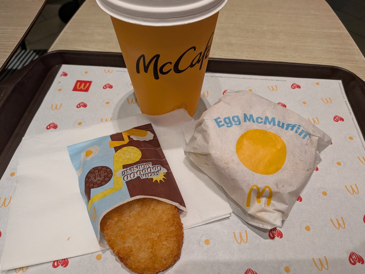 musejp's tweet photo. 朝マック来た。エッグマフィン、ポテト、アイスラテでHKD49.5。アイスラテが酸っぱくてびっくり https://t.co/5SZPLum7Uq