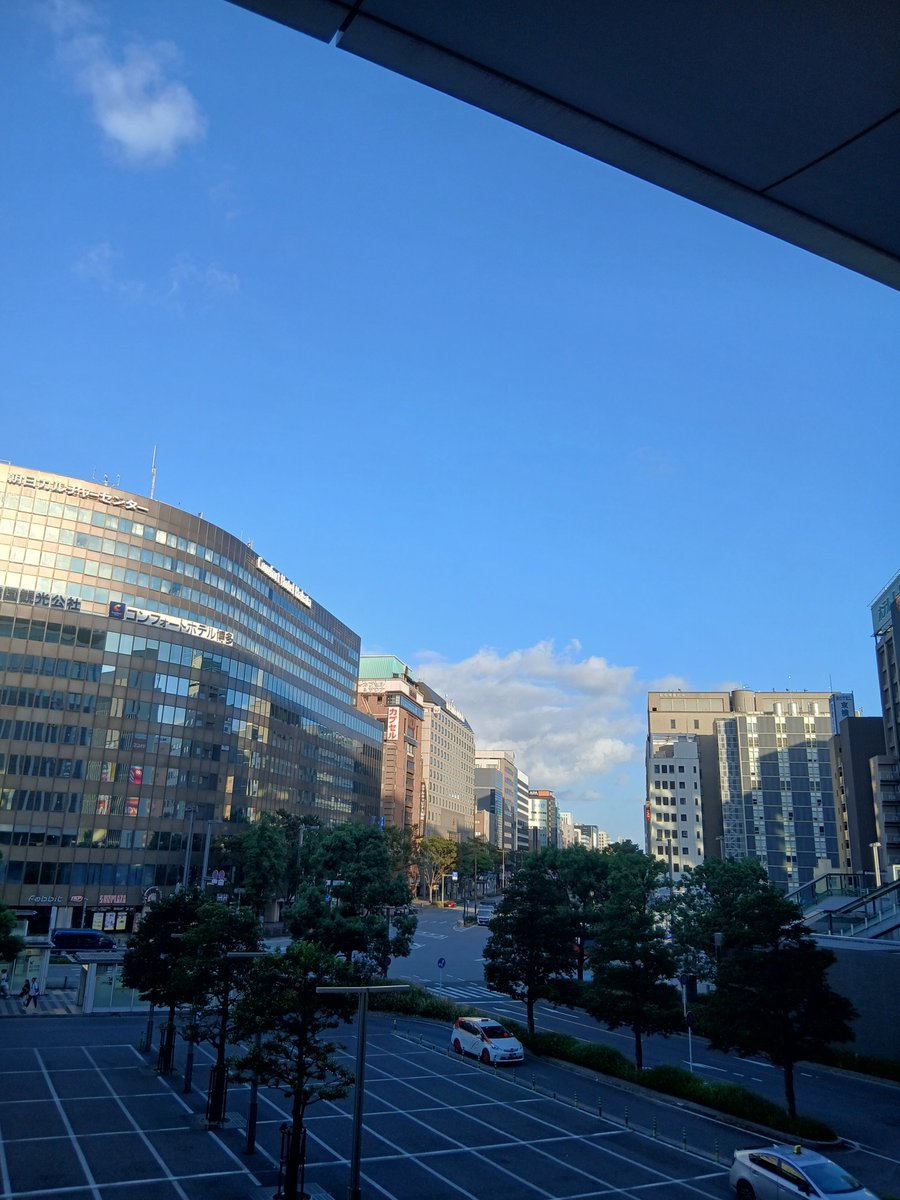 satobow33's tweet photo. 博多駅の中央改札、ミニエスカレーターの所でヨッシーが仰向けに寝てた（➰〰➰）ﾉ
主はもう博多にはいないだろうなぁ…
多分寝坊して置いて行かれたんやね…ꉂ🤣𐤔
(ง  ˙ᵕ˙ )╯ﾊｯｶｯﾀｯ https://t.co/nJo8DbPmHA