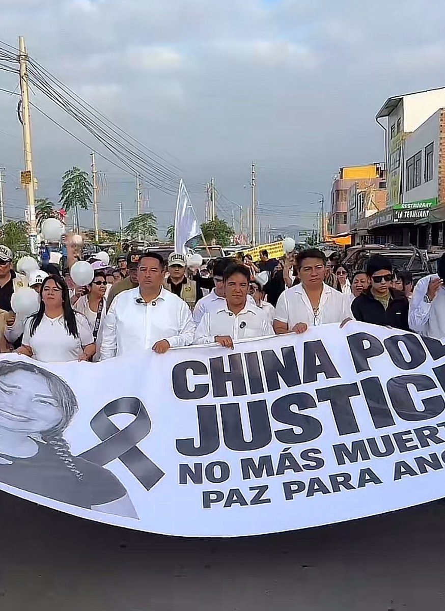 mirecarhuas's tweet photo. #Ancash Se da comienzo a la marcha por justicia para #LaChinaPolo asesinada en el Mcdo de Caraz. Principal sospechoso, Gral Revoredo acusado por la misma China Polo sigue libre y premiado por el régimen de #KeikoRata 
#Justicia #KeikoVacanciaYa #PNPSicaria https://t.co/bzdp0AhuEG