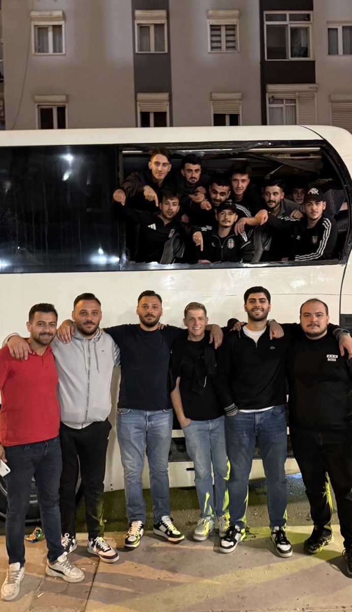 altnsy1903's tweet photo. Çarşı Burasıdır ! Otobüsümüz istanbula dönerken taşlı saldırıya uğramıştır ! 
BELKİ OTOBÜSTE ciğer yiyen veya içip eğlenen dansöz gibi kıvıranlar olmayıp reklam için boy boy poz verenler olmayıp SADECE BEŞİKTAŞ için yola düşenler olduğu için bu saldırı olmuştur . KİMSE KARDEŞİMİZ FİLAN DEĞİLDİR .