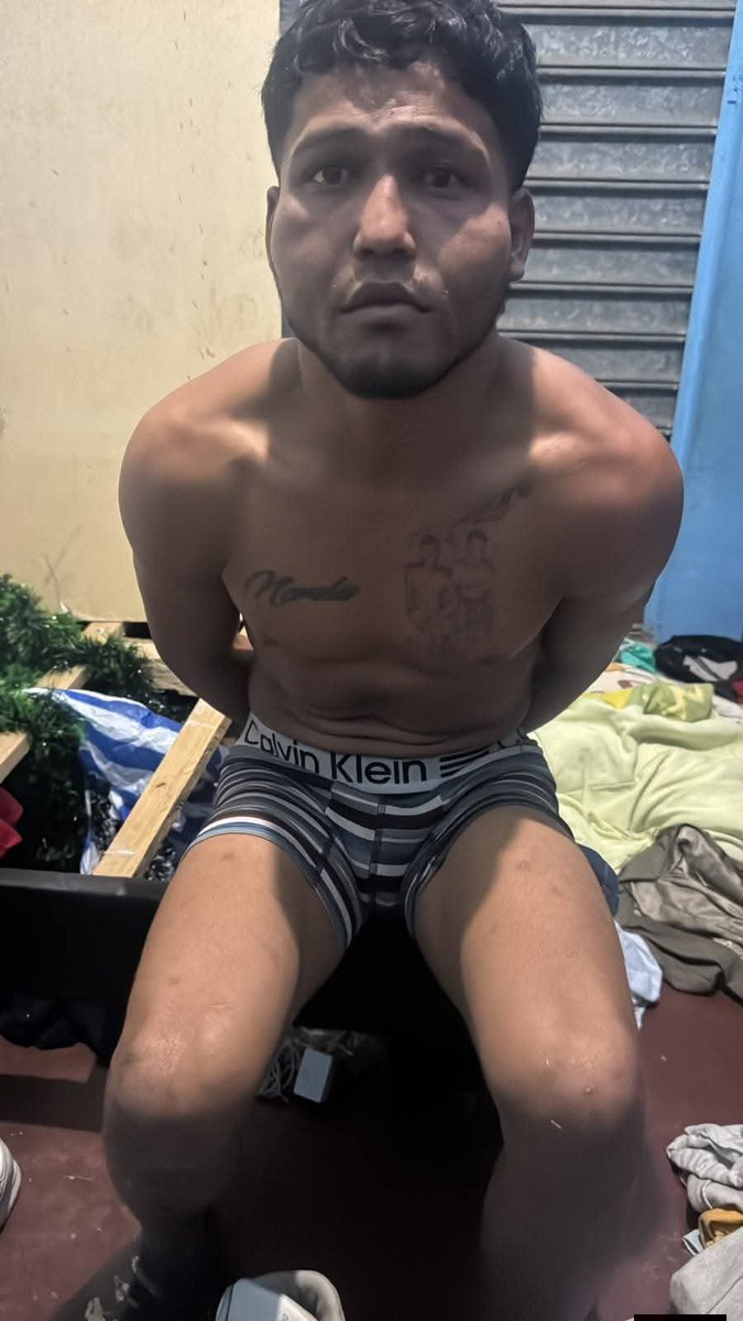 MinMedio's tweet photo. #Guayas
Pensó que no lo iban a capturar, alias "La Muerte", un venezolano integrante del GDO "Los Lobos" fue capturado durante un operativo de las Fuerzas Armadas en Naranjal.

Al revisarle su celular se encontraron varios videos en donde se dedicaba a desaparecer a sus víctimas https://t.co/S95SFShhfm