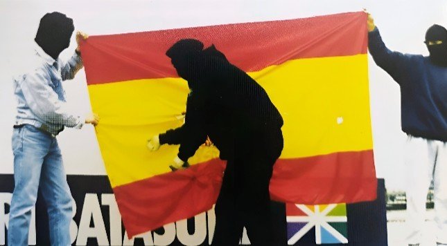 Mai46540499's tweet photo. Erreakzionarioak omen datoz eta ultraeskuina borrokatzea lehentasuna bilakatu da. Aldiz, euskaldunontzat ezker zein eskuin españolistak etsai berdinak dira. 

Abertzale baten lehentasun bakarra, gure aberriaren berreraikitze nazional eta linguistikoa da, independentzia. https://t.co/IfwuSOsjPF