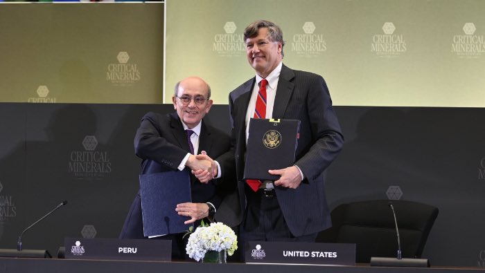 Ojo_Publico's tweet photo. #Exclusivo🚨Perú y Estados Unidos firmaron el Memorando de Entendimiento sobre Minerales Críticos en febrero. Sin embargo, el texto del acuerdo no es de acceso público y Gobierno peruano no ha transparentado sus alcances.🧵  
✍️@TuestaPaul95 @giancohs
👉https://t.co/zvmiBT0tRK👈 https://t.co/i71g5T5kLL