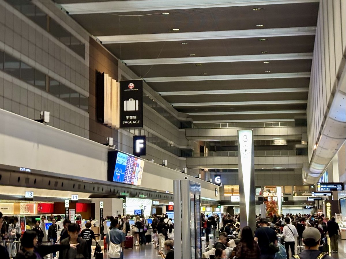 reform_master's tweet photo. 連休真っ只中の羽田空港からおはようございます。台風が心配だったけど、自分が乗る飛行機は無事飛びそうで一安心。 https://t.co/u3mzVV6rho