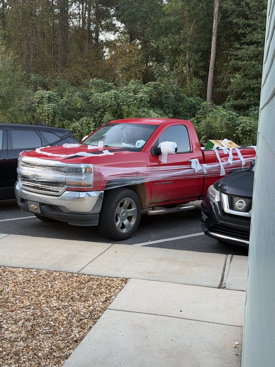 CLange1451's tweet photo. This week was Homecoming for us at Pike County High School. We defeated Slocomb High School and My Baseball Boys got involved in the festivities by rolling and wrapping my truck. #PikeCountyBaseball #HomecomingWeek โพ๏ธ https://t.co/brXOPjwqST