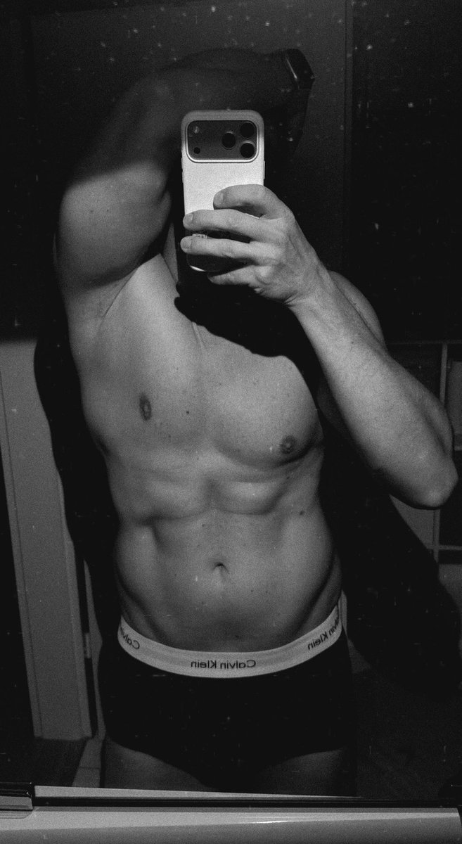 schoschee_'s tweet photo. #goodnight #handsome #selfie #guy https://t.co/CBghGZIOuF