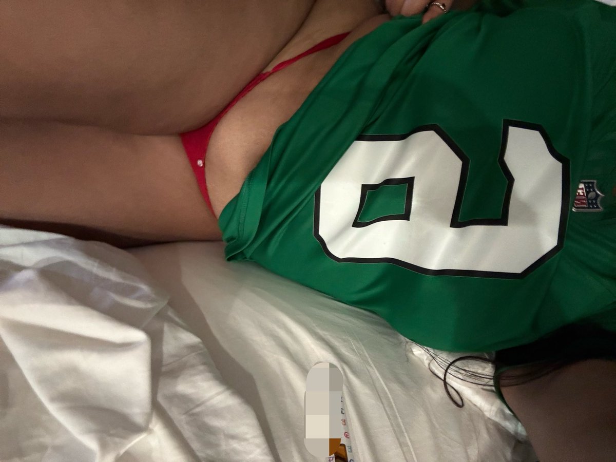 freakkshlimeee's tweet photo. Dub Sunday, n of course papi got down per usual 😏🥵😍 #daddysgirl #putadepapi #slutmeout #freaks #eaglesdub #useme #freakycouple https://t.co/eT6ujmSxK6
