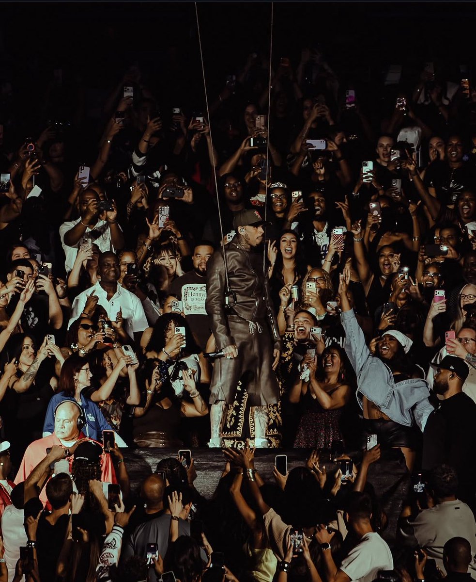 BrwnoAmil's tweet photo. The King, all eyes always on him 👑 https://t.co/ZsbxHagT2i