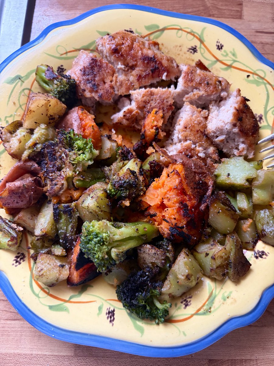 LCItalianHoney's tweet photo. Dinner was on the grill, broccoli and sweet potato and grilled chicken patty https://t.co/0bvn57rgf0