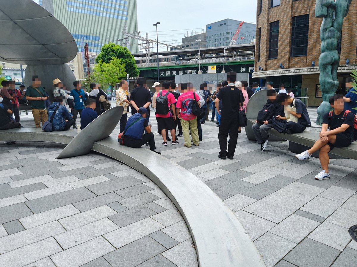 SayGoMHNow's tweet photo. Rush Hunt Kobeにご参加頂いた皆様、また準備期間中に神戸の情報やツアーコースの選択をして頂けた神戸市ハンターの皆様

ありがとう御座いました。

Xでの投稿を見ると楽しそうにしている画像や投稿が非常に多く、運営冥利に尽きます。

ゲーム非公式な企画の為、ゲームでの特別な体験は提供する事は出来ませんが、今後もハンター同士の出会いのきっかけにミートアップ等していきたいと思います。

次は公式リアルイベント「モンスターハンターNowカーニバル2026大阪」が控えておりますが、今回会ったハンター達は勿論、会えなかったハンターの皆さんとお会い出来るのも楽しみにしております。

※画像は開始1時間前のサンキタ広場と開始直後のサンキタ広場