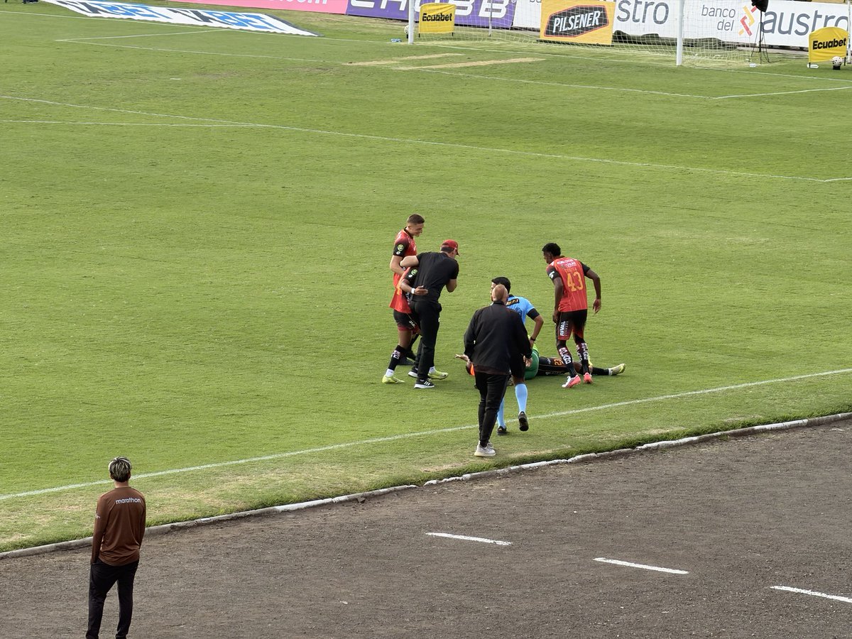 radioactiva_ec's tweet photo. 61’: ¡Gooool rojo! Eddie Guevara empuja la pelota tras pivoteo de Rivero. 

#DCuenca 🔴⚫️ 1️⃣ 🆚 0️⃣ #MushucRuna 🟢⚪️

#LigaEcuabet #FaseFinal 🇪🇨 🏆

Escúchalo en: 🎧 #Radioactiva 
📻 88.5FM - CUE | 103.3FM - GYE 
🌍 https://t.co/NLbkcpLDiU 
📲 Live: https://t.co/OJWFqVJf7P… https://t.co/0rbYICmdrh