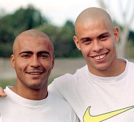 futnostalgico's tweet photo. Romário e Ronaldo em 1999. 🧑‍🦲🧑🏽‍🦲

Nostálgico! https://t.co/ws9HtLTQ2C