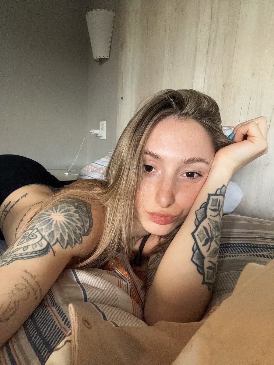 Jstsassyeve's tweet photo. Don’t make meeeee come up with the first message 💫 https://t.co/rjZcnj1Cha