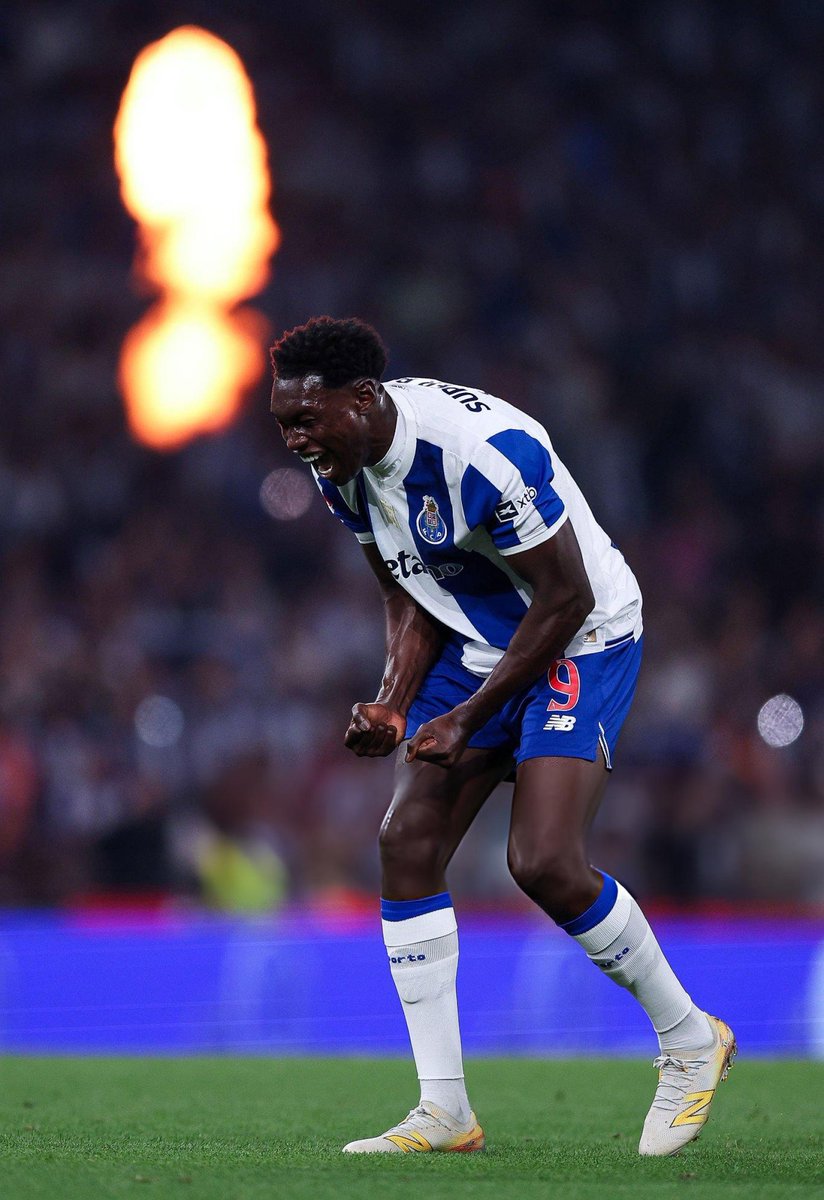 DragaoNews1893's tweet photo. Samu a festejar a vitória 💙🔥 https://t.co/H7xNDG57tG