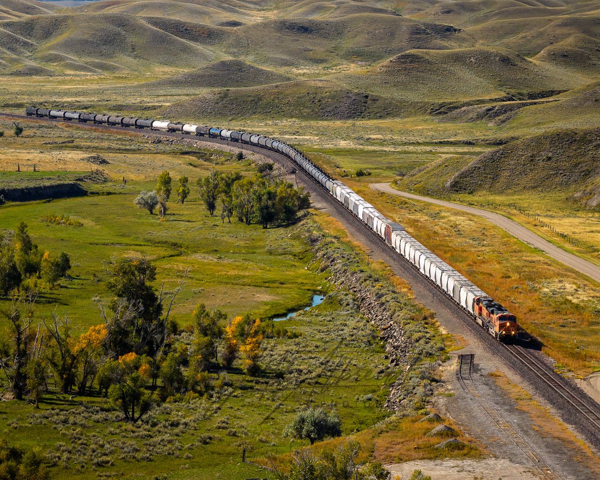 MontanaImgs's tweet photo. BNSF train rolling through central Montana this morning https://t.co/5MZRMxLDm9