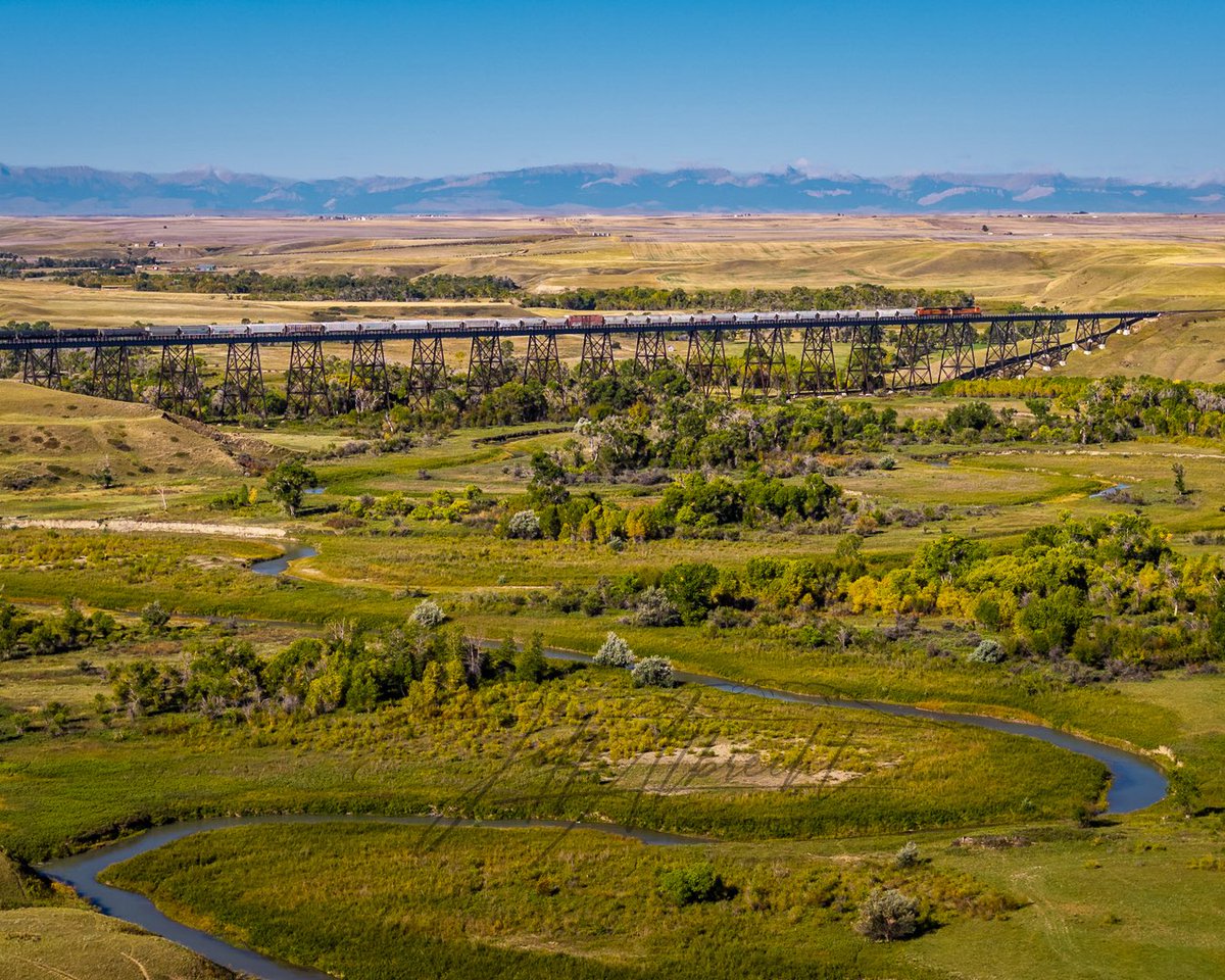 MontanaImgs's tweet photo. BNSF train rolling through central Montana this morning https://t.co/5MZRMxLDm9