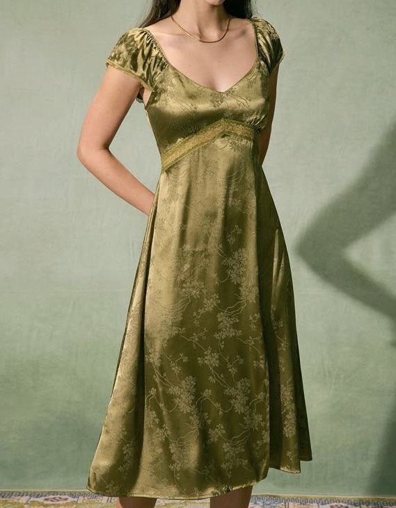 eaudeflor's tweet photo. se eu pudesse todas as minhas roupas seriam vestidos verdes de cetim e eu nem gosto tanto de verde mas só pelo luxo de modelos nesse estilo https://t.co/fuxAf6jTDY