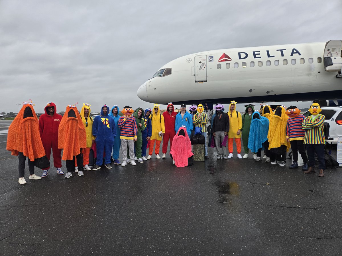 Mets's tweet photo. Can you tell us how to get to Sesame Street? 😂

Thanks to @sesamestreet for sending the costumes! https://t.co/nkcutajHss