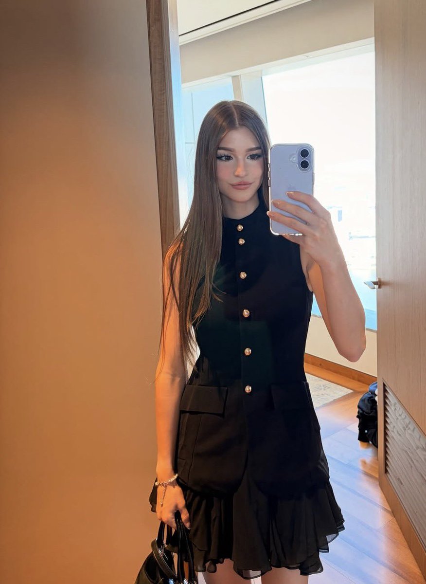 brookeownyou's tweet photo. It’s a great day when your owner Brooke post new pics 🤍🖤 https://t.co/dVbXgMSRtR