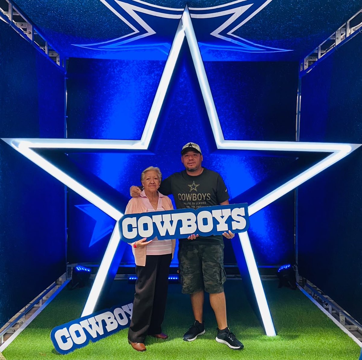 barrankos's tweet photo. Viendo a mis #Cowboys la  #NFLEnTelevisa saludos @GeorginaHolguin @adevaldes @EnriqueBurak https://t.co/1Yq28BwtUU