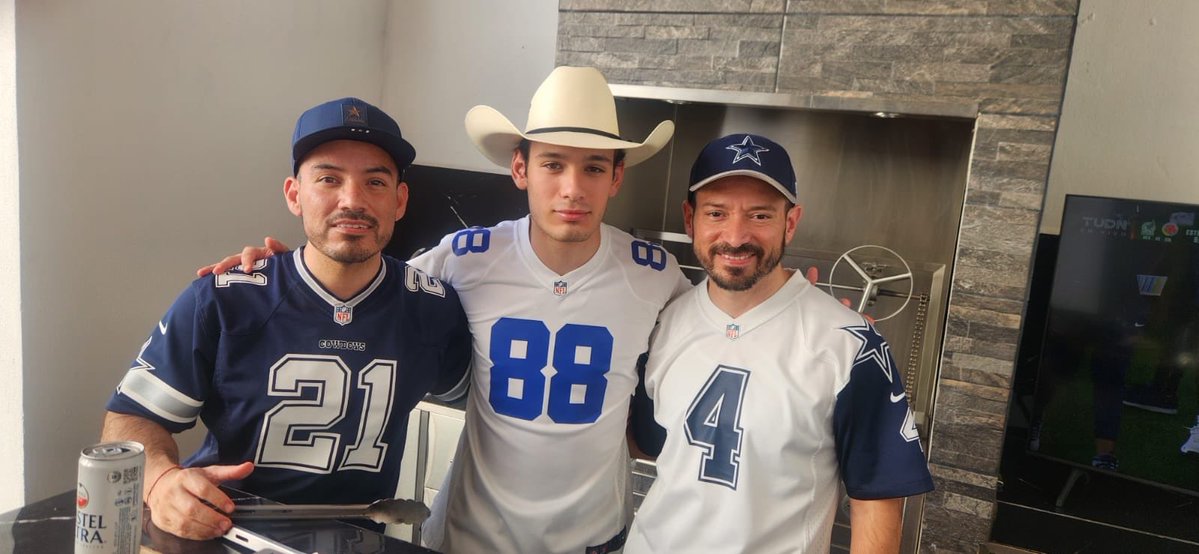 jlopezchapa's tweet photo. #NFLEnTeleviaa Desde Monterrey! https://t.co/Jpmmyz2ARB