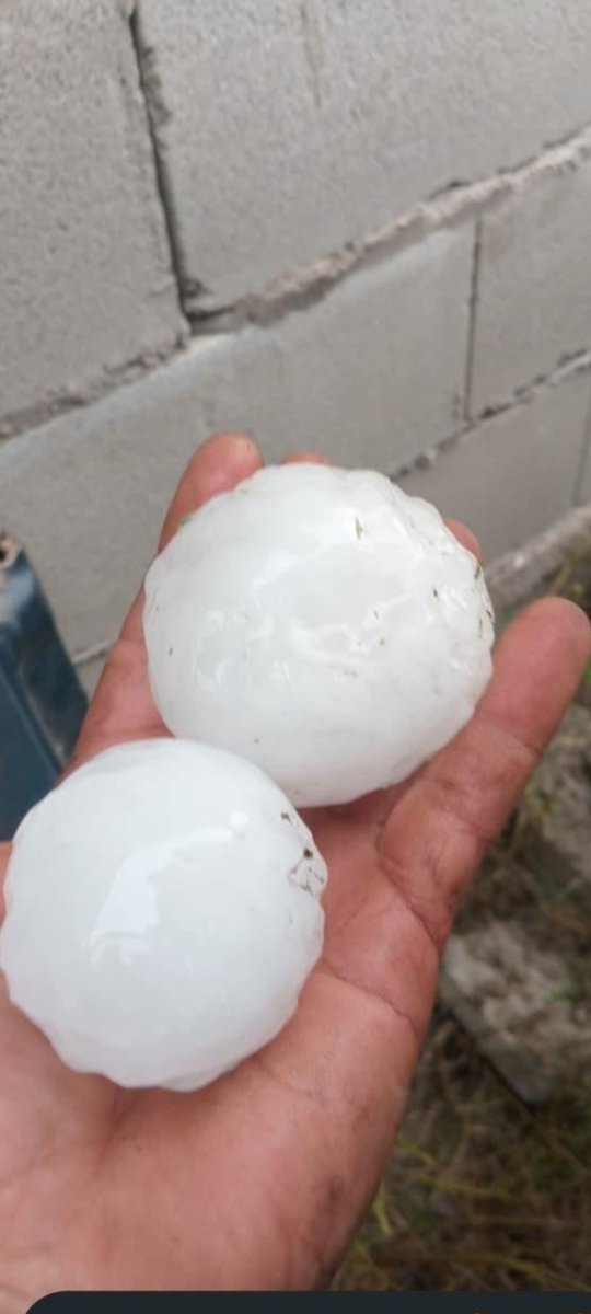 Cori_MetRA's tweet photo. 🔴 Brutal caída de #granizo en La Francia, #Córdoba, esta tarde. Sucedió tras un brote de superceldas. Santa Fe tiene reportes similares. 

Mañana esperamos vientos intensos en la región central (bajo alerta). 

📷 Créditos a quien corresponda del video y las fotos. https://t.co/vMz51DM6mH