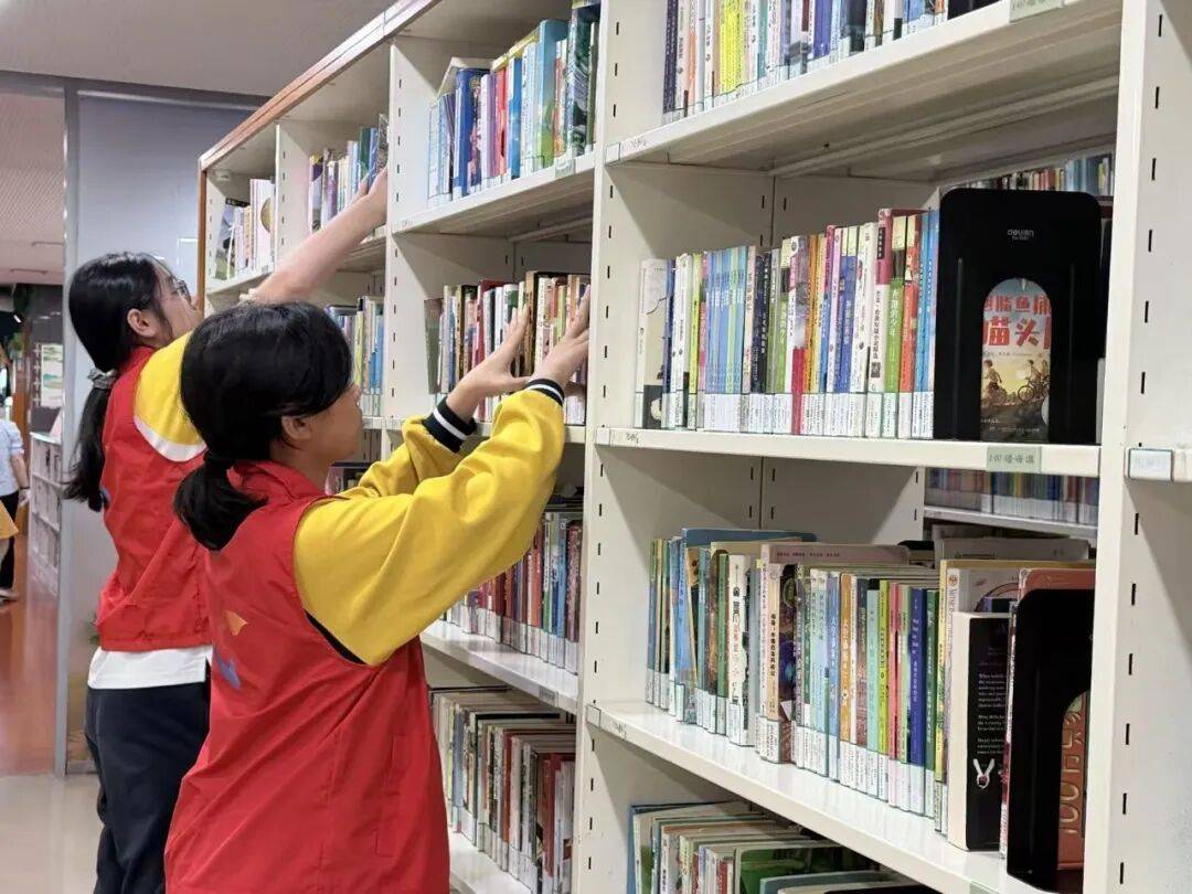 natashan86's tweet photo. Spent this weekend sorting donated books u0026 guiding young readers at the community library—nothing beats the warmth of seeing kids light up when they find their favorite story! #VolunteerLife https://t.co/vynl56Fgfc