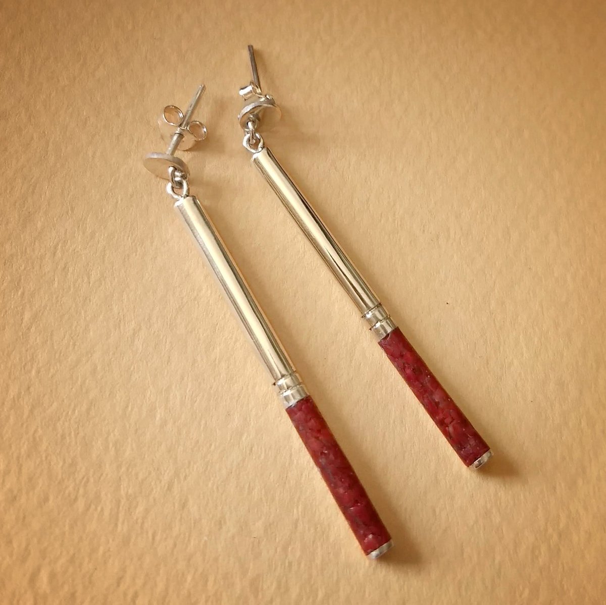 Joyas_CM's tweet photo. Aros de plata con detalle de mosaico de coral rojo
Largo total aprox 4,5 cm.
#joyascm #joyasdeplata #joyasartesanales #joyeriaartesanal #joyashechasamano #aros #jewelry #silverjewelry #earrings #silver https://t.co/S7c7WbBHhP
