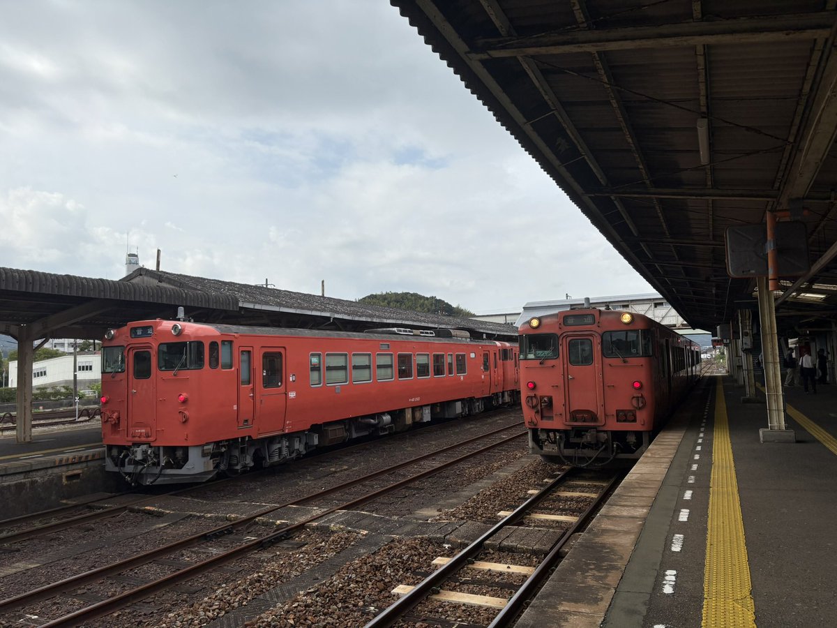 funakichi27's tweet photo. 山陰本線•美祢線 長門市駅

駅舎傍に「しょうみょういち」の駅名標。字体が渋い。でも何これ？と調べたら昭和37年までは正明市駅だった
長門市は人口あたりのやきとり店の数が日本トップクラス。美味い😋
もう列車が走ることはなくなってしまった美祢線の代行バスに乗車 https://t.co/nxJDnhotSg