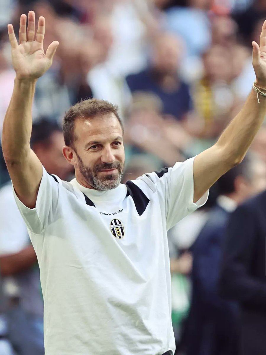 La_Bianconera's tweet photo. Il Capitano. 👑 
Con il vecchio stemma. 🥲
Nella sua Casa... 🤍🖤 
"Io di te non mi stanco, sarò sempre al tuo fianco, sei la cosa più bella che c'è! Alessandro Del Piero olèèè!" 🏁 #DelPiero #JuveAtalanta https://t.co/QtnPVLOMIX