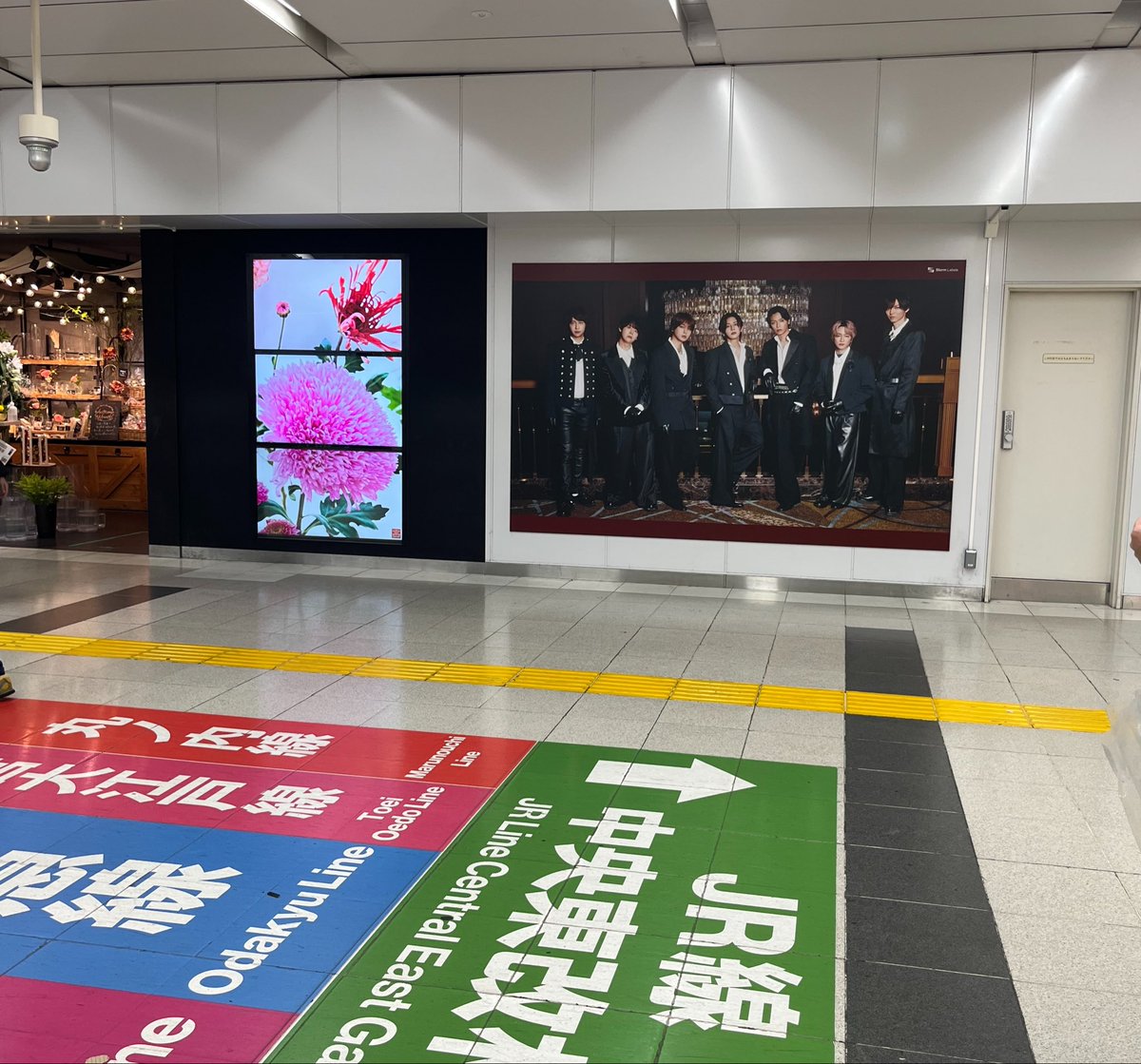 keimayu622's tweet photo. 新宿で降りて見てきた！カッコよすぎる✨
東口改札出て右に曲がってNEW DAYS、お花屋さんの隣りです☝️

#HeySɑyJUMP https://t.co/OlOfsmId39