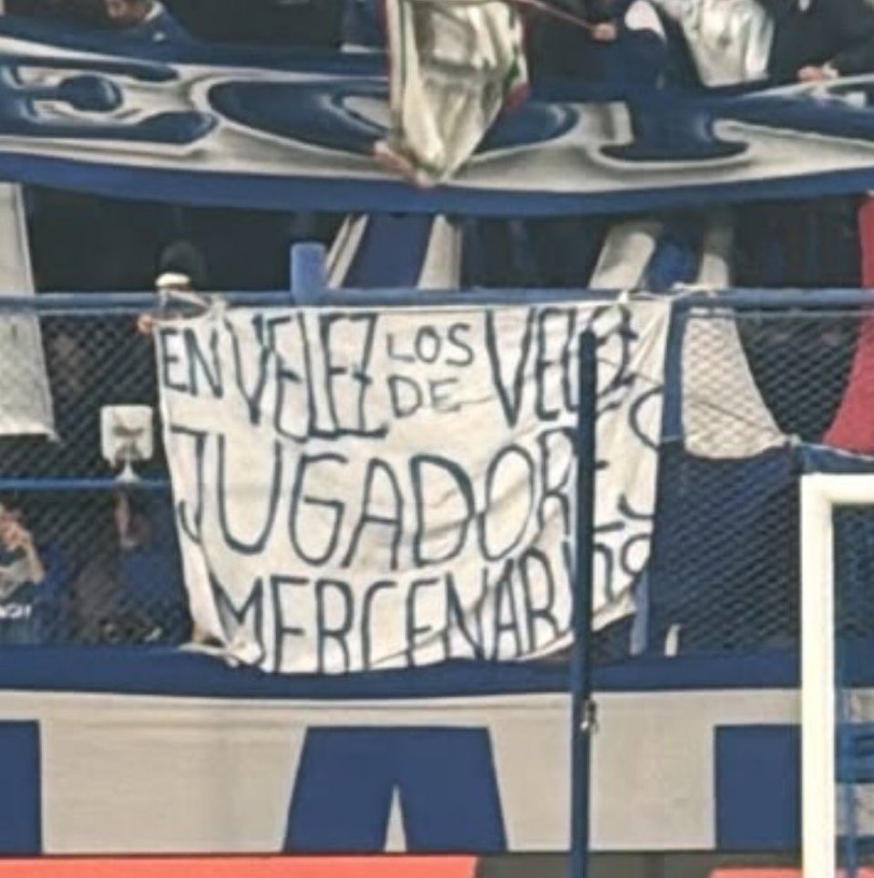 unpibefortinero's tweet photo. colgaron el trapo y vélez no fue menos que el barcelona de flick, GENIOS!! https://t.co/rtNcwxNB6j