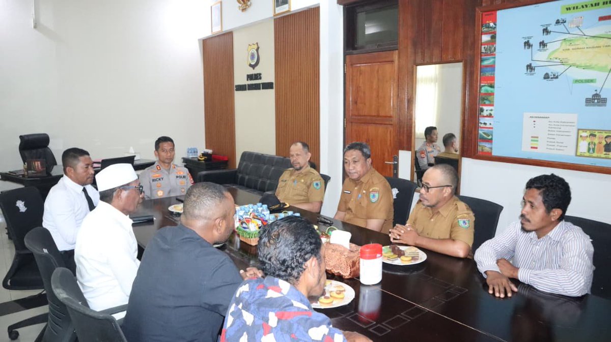 PolresSbt's tweet photo. Silaturahmi Kapolres SBT, AKBP Ricky Pranata Vivaldy, SP., S.I.K., M.H., Bersama Korps Alumni Himpunan Mahasiswa Islam (KAHMI) SBT, Dlm rangka mempererat Hubungan Sinergitas Polri dan Elemen Masyarakat srta membahas Isu-Isu Kamtibmas yg sedang berkembang.
Senin, 21 September 2026 https://t.co/MGga9z9CiW
