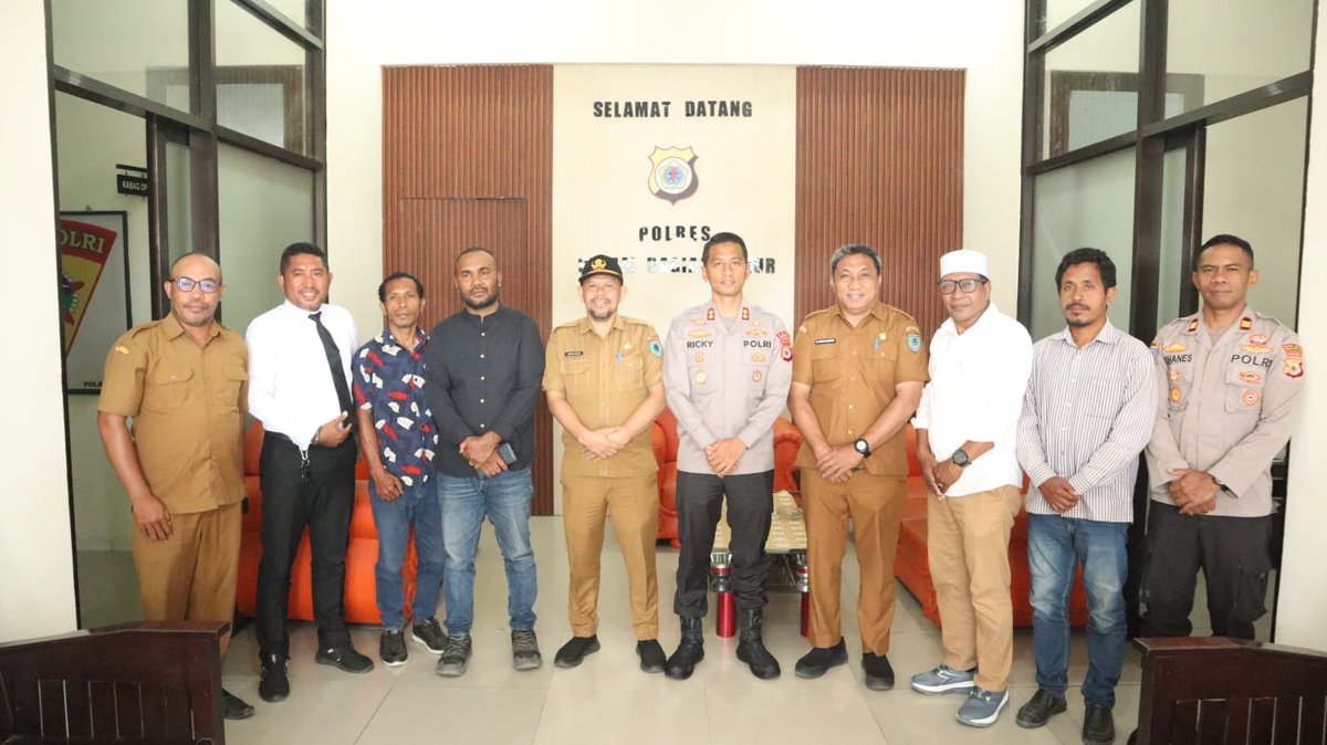 PolresSbt's tweet photo. Silaturahmi Kapolres SBT, AKBP Ricky Pranata Vivaldy, SP., S.I.K., M.H., Bersama Korps Alumni Himpunan Mahasiswa Islam (KAHMI) SBT, Dlm rangka mempererat Hubungan Sinergitas Polri dan Elemen Masyarakat srta membahas Isu-Isu Kamtibmas yg sedang berkembang.
Senin, 21 September 2026 https://t.co/MGga9z9CiW