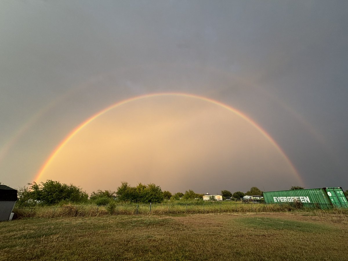 writtenbymai's tweet photo. double rainbow! https://t.co/SR7XxPMtPP