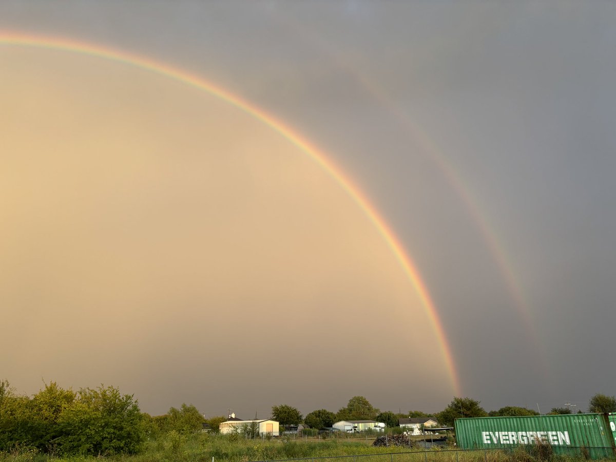 writtenbymai's tweet photo. double rainbow! https://t.co/SR7XxPMtPP